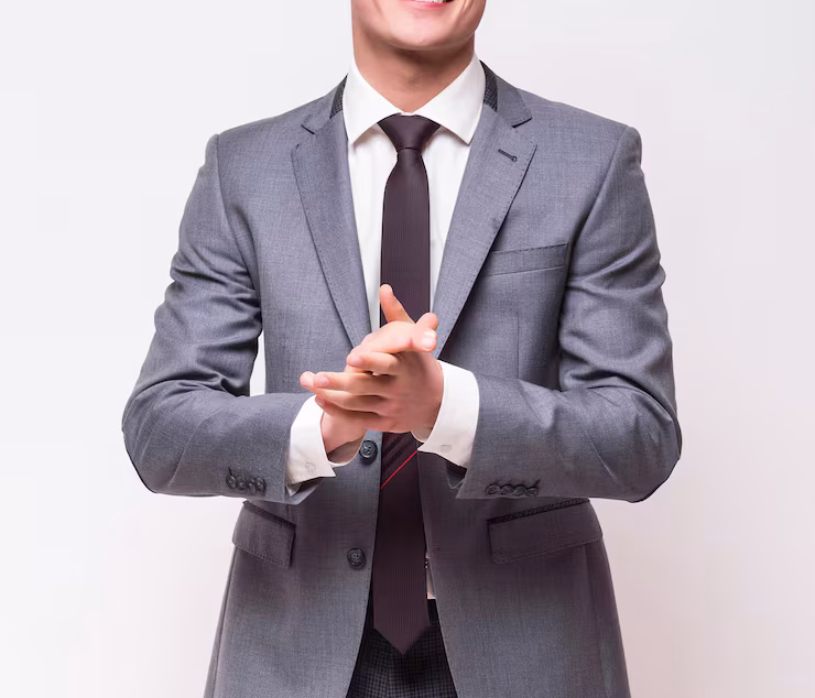 hombre-negocios-feliz-traje-gris-pie-aislado-pared-blanca_231208-9211